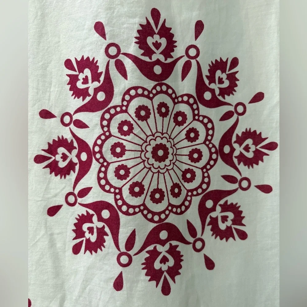 VHC Brands Mariposa Marshmallow & Fuchsia Medallion Shower Curtain 72 x 72 NWOT